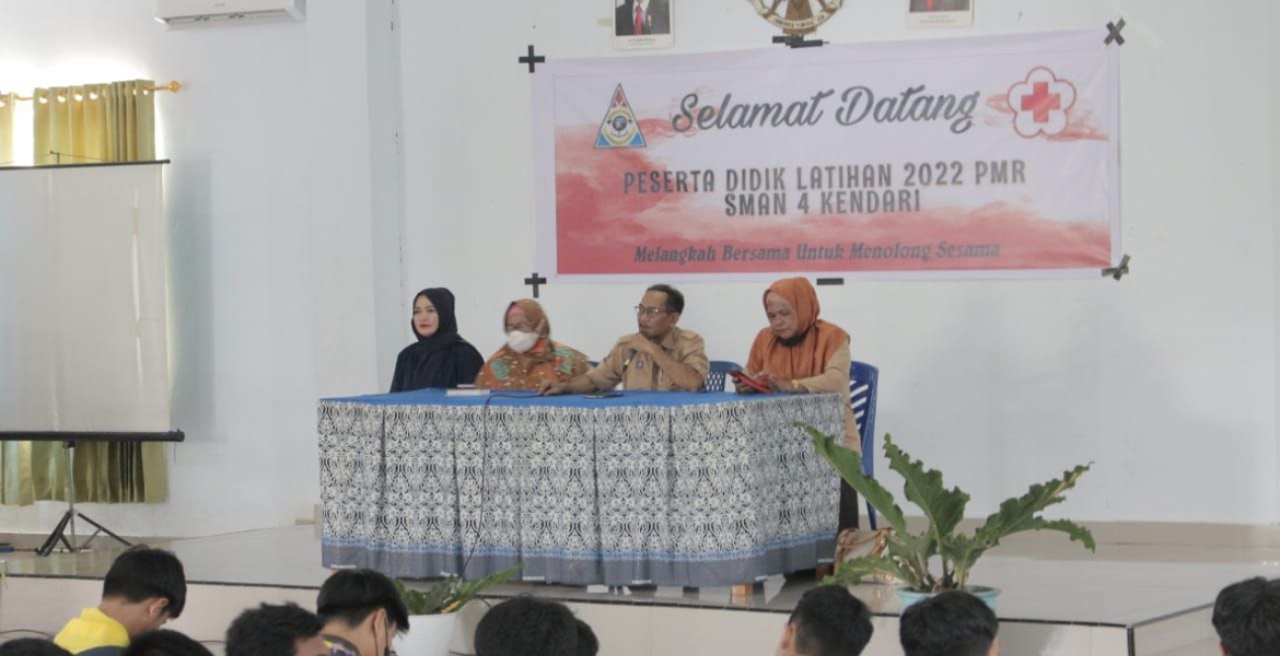 Wakasek Kurikulum bersama Guru Pembina PMR membuka kegiatan diklat PMR.
