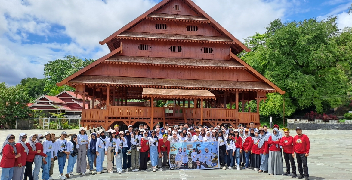 Kunjungan tour ini diikuti sebanyak 75 siswa yang didampingi oleh 16 orang guru serta dipimpin langsung oleh Liyu, S.Pd., M.Pd selaku Kepala SMA Negeri 4 Kendari